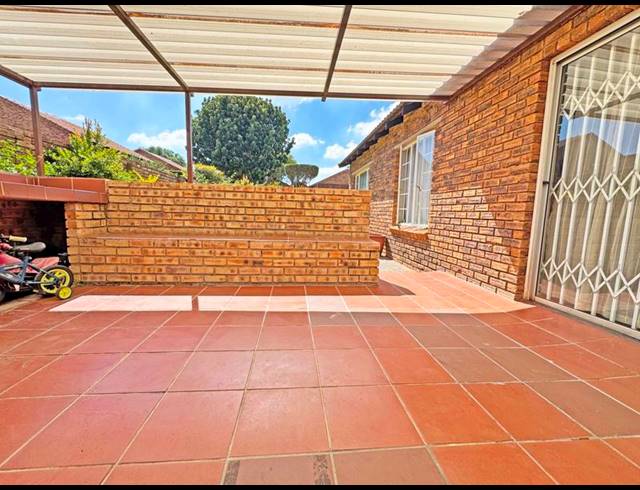 3 BEDROOM TOWNHOUSE FOR SALE IN WILGEHEUWEL